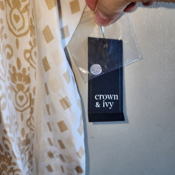 Crown Ivy Woman's tank top with button front V-neck Crown - Picture 9 of 10